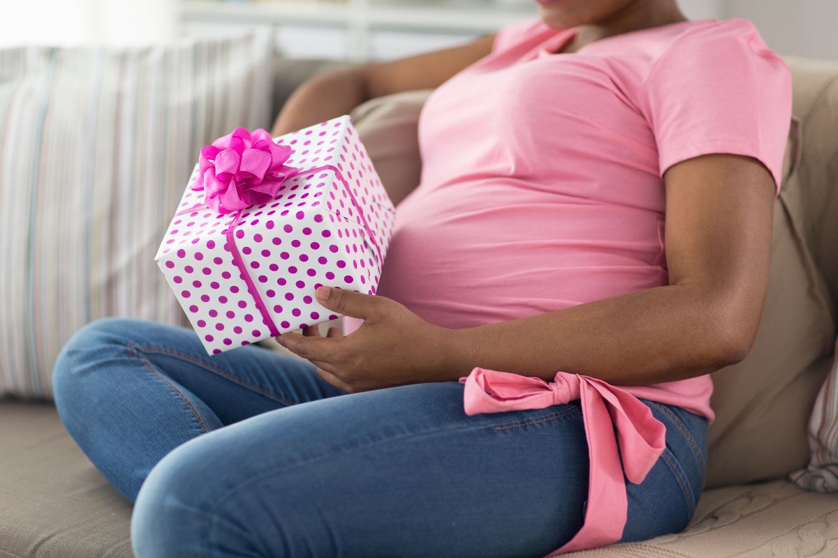 une femme enceinte z recu un beau cadeau pour son deuxieme bébé