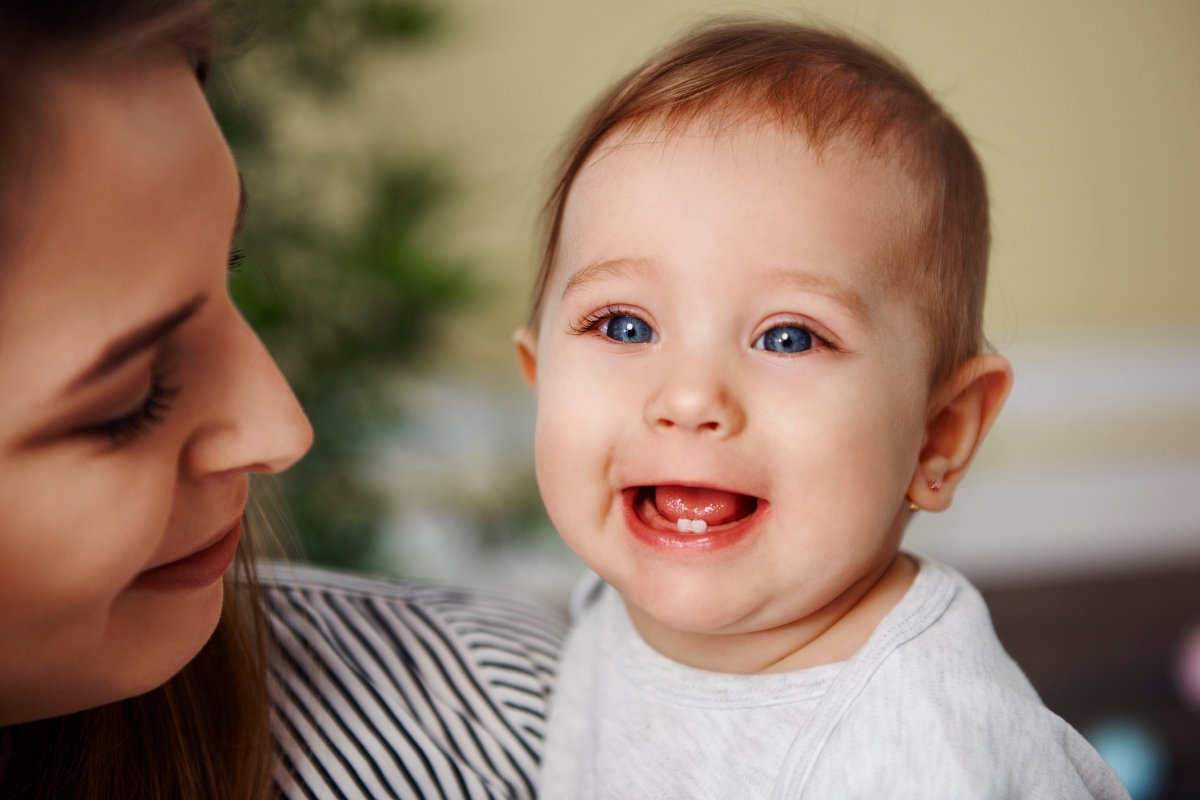 bébé très mignons avec des dents !