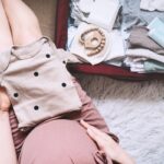 maman enceinte prépare valise bébé maternité