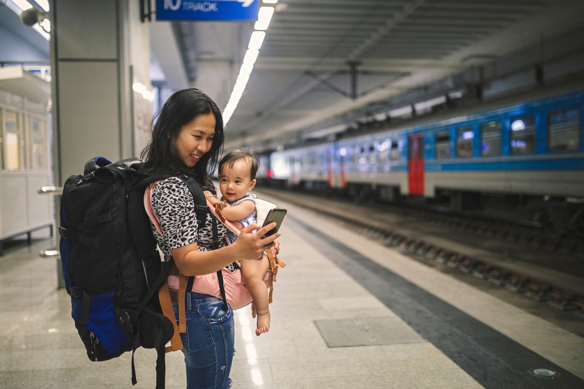 mère voyage avec bébé train porte bébé