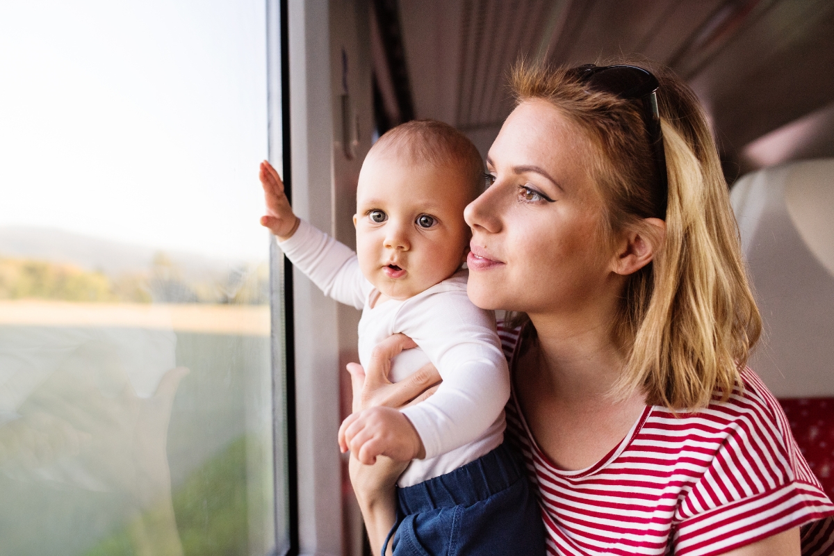 mère avec son bébé dans le train