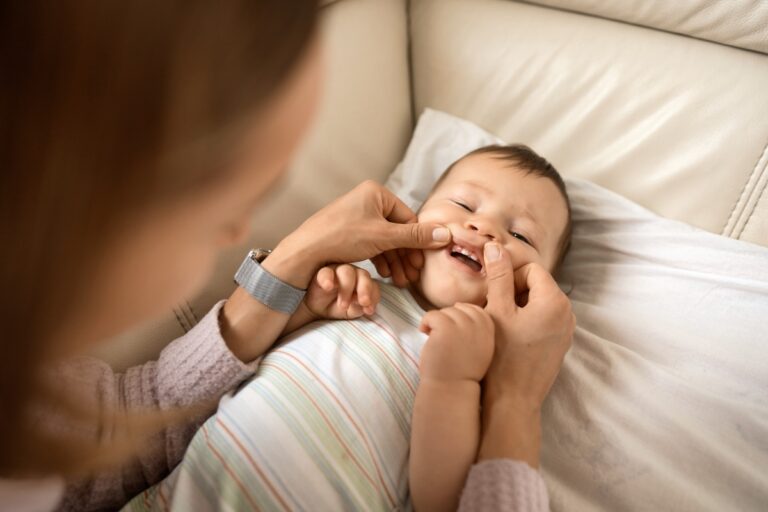 bébé a une gène dentaire