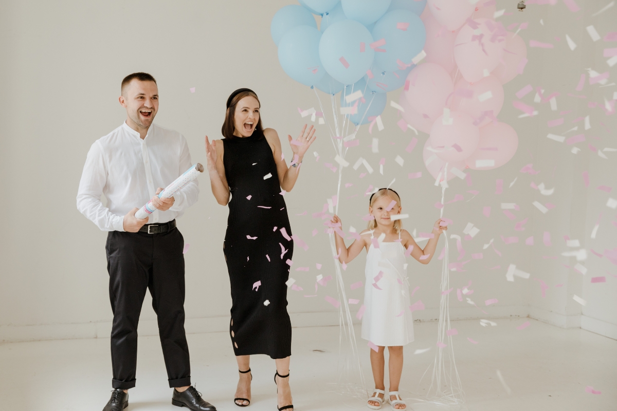 fete gender reveal couple et enfant