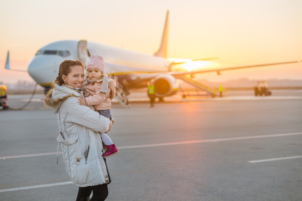 femme voyage bébé avion