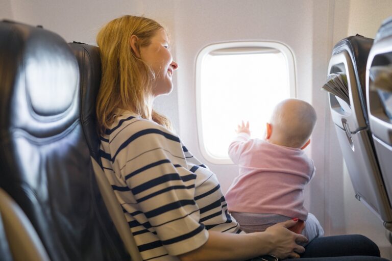 femme voyage avec bébé dans avion