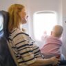 femme voyage avec bébé dans avion