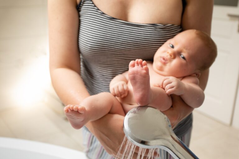 Comment laver bébé dans une douche italienne : Guide pratique