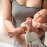 Comment laver bébé dans une douche italienne : Guide pratique