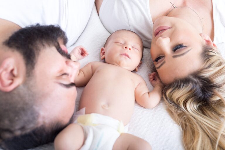 papa bébé et maman