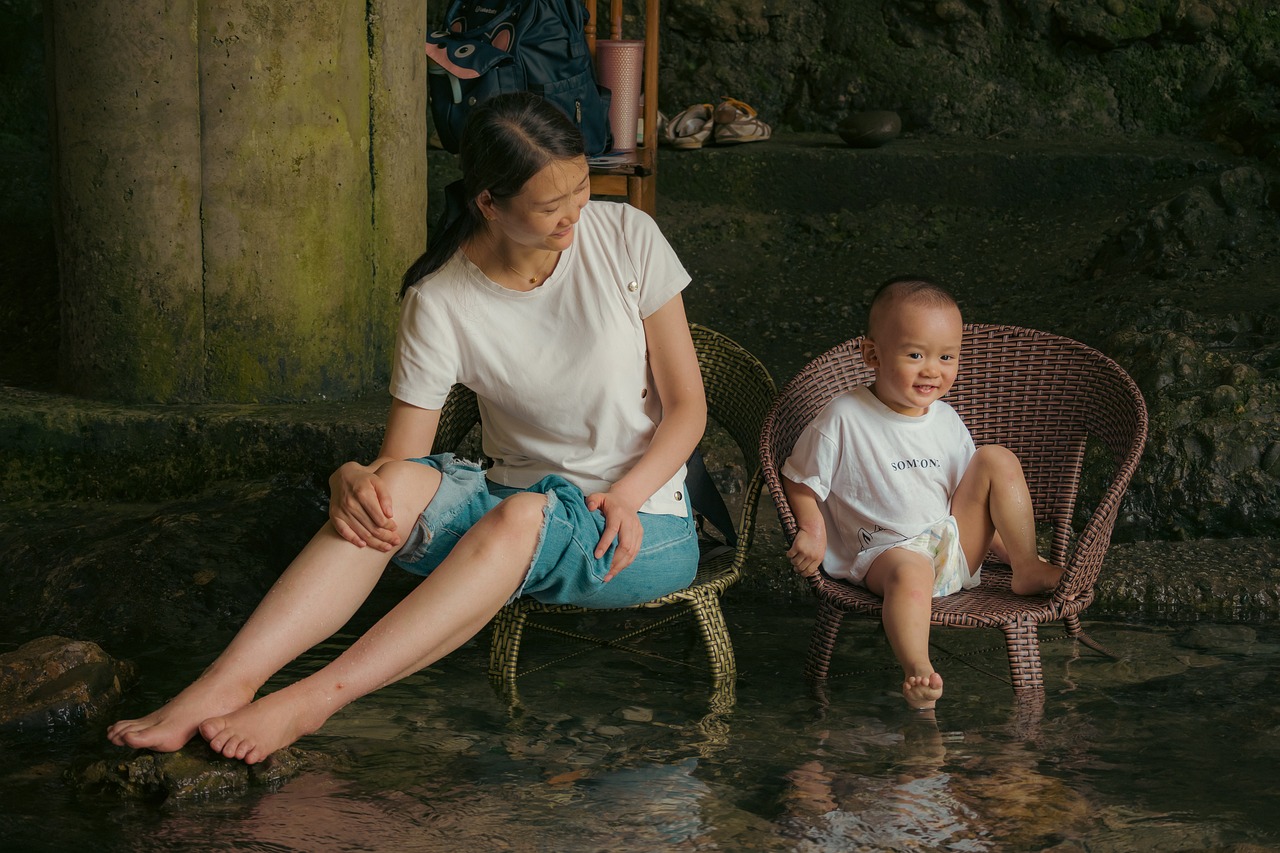 Un beau bébé de 2 ans avec sa mère au bord de l'eau