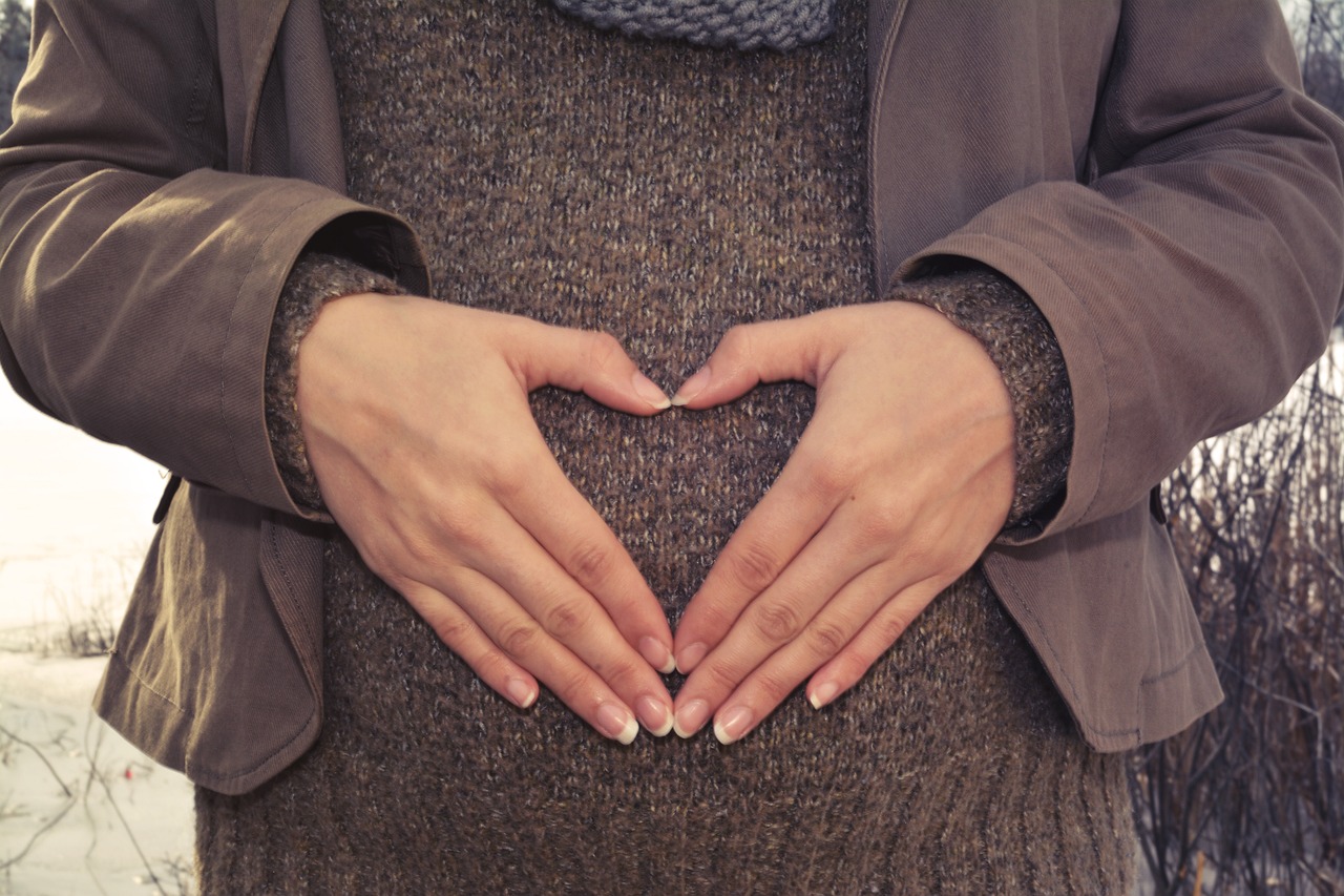 Femme enceinte tenant son ventre