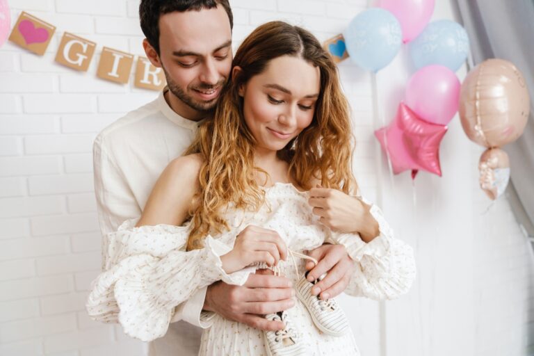 gender reveal quoi offrir surprise, un couple qui va découvrir le sexe de bébé