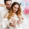 gender reveal quoi offrir surprise, un couple qui va découvrir le sexe de bébé