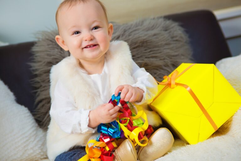 petite fille de 1 an découvre ses cadeaux d'anniversaire