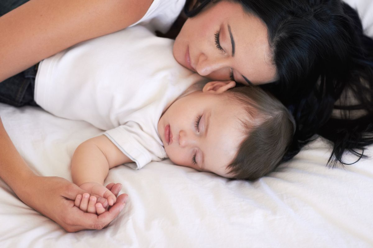 une maman qui endort son enfant qui lui ne dort pas de manière autonome