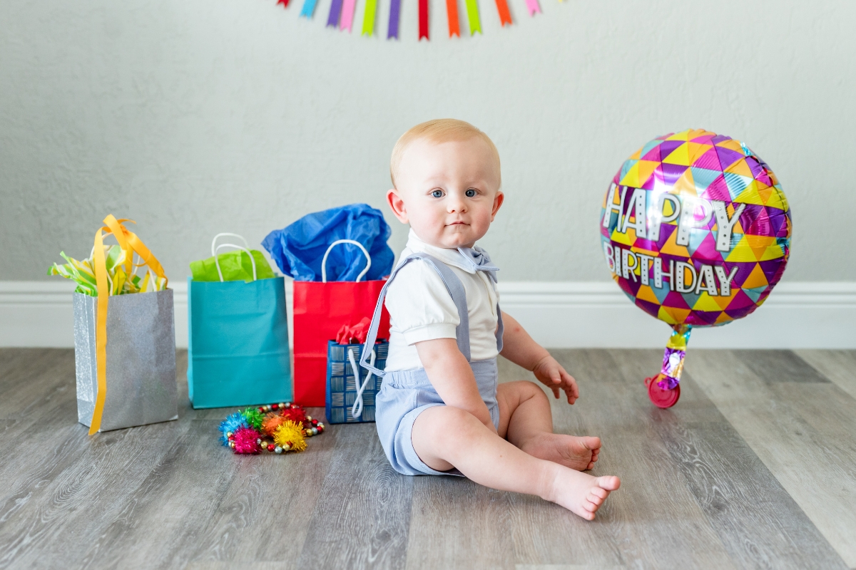 bébé 1 an découvre cadeaux avec ballon