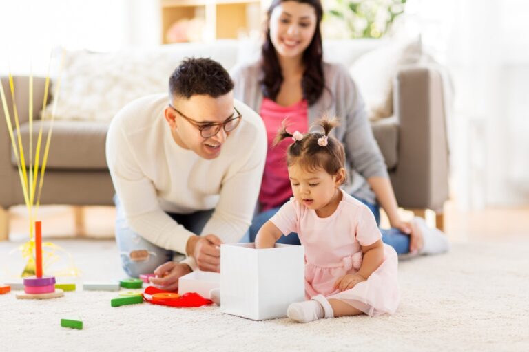 fete d'anniversaire parents et petite fille bébé de 2 ans avec des cadeaux