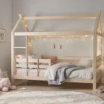 Chambre enfant avec lit cabane en bois clair et ambiance scandinave rassurante pour favoriser un sommeil apaisé.