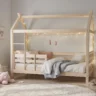 Chambre enfant avec lit cabane en bois clair et ambiance scandinave rassurante pour favoriser un sommeil apaisé.