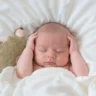 Bébé qui frotte sa tête contre son oreiller