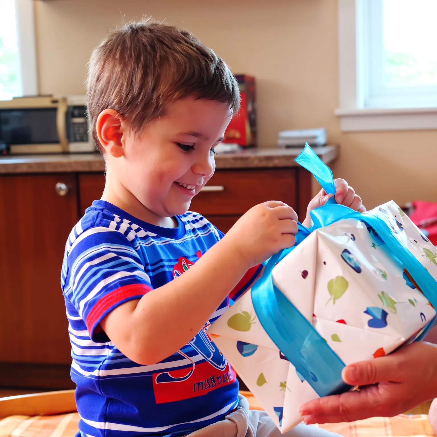 Petit garçon souriant en recevant son cadeau de baptême