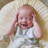 Bébé qui secoue sa tete de droite à gauche