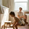 Jeune enfant en culotte d’apprentissage dans une salle de bain familiale lumineuse pendant l’apprentissage de la propreté